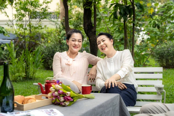 Due Donne Asiatiche Mezza Età Stanno Divertendo Parlare Nel Cortile — Foto Stock