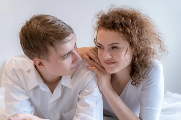 Paare Schicken Ihre Augen Die Romantische Atmosphäre Auf Dem Bett — Stockfoto