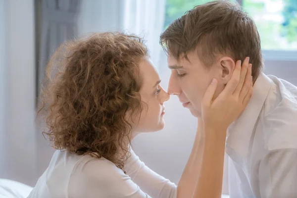 Пара Цілуються Один Одним Щоб Показати Любов Концепція Валентина Секс — стокове фото