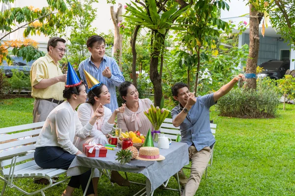 Gruppo Anziani Asiatici Stanno Scattando Foto Del Gruppo Con Loro — Foto Stock