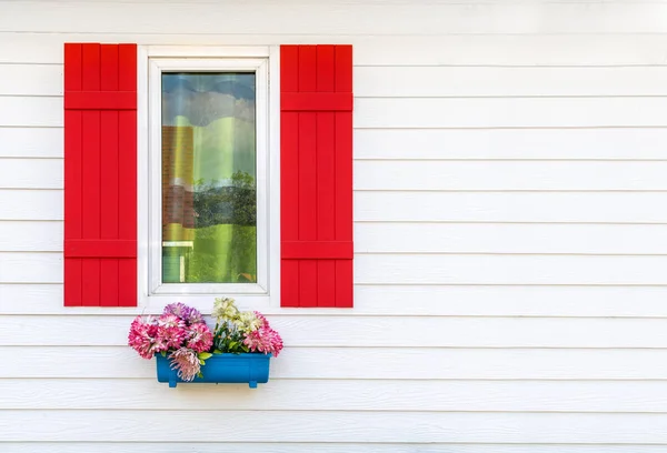 Bingkai Jendela Berwarna Dengan Dinding Kayu Dan Bunga Bunga Didekorasi — Stok Foto