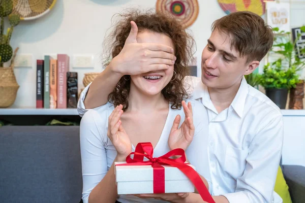 Молодий Чоловік Дарує Подарунок Молодій Жінці Закриваючи Очі — стокове фото