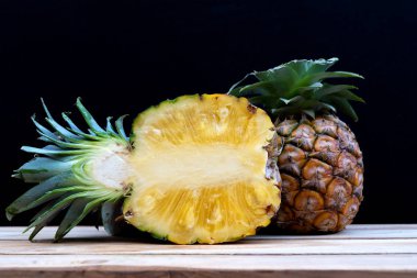 Siyah bir arka plan üzerinde yarı ananas kesme