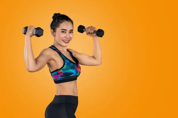 Hermosas Mujeres Asiáticas Están Levantando Dumbbell Aislado Fondo Naranja Con — Foto de Stock