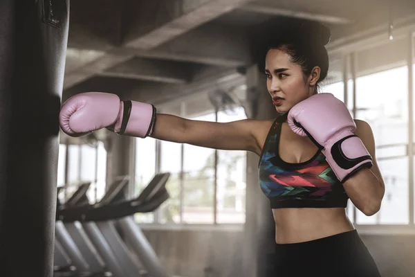 Hermosas Mujeres Asiáticas Están Perforando Sacos Arena Gimnasio Ideas Ejercicio — Foto de Stock