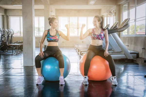 Zwei Wunderschöne Asiatische Frauen Zeigen Ihr Vertrauen Das Training Fitnessstudio — Stockfoto