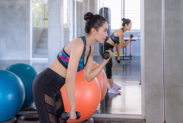 Mujer Hermosa Asiática Está Levantando Doble Gimnasio Ella Sonríe Felizmente — Foto de Stock