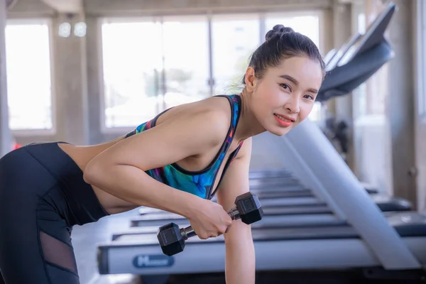 Mujer Hermosa Asiática Está Levantando Doble Gimnasio Ella Sonríe Felizmente — Foto de Stock