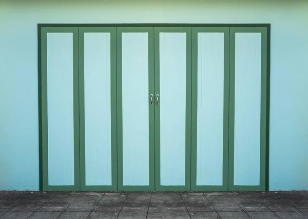 Portas Madeira Verde Com Paredes Verdes Estilo Vintage — Fotografia de Stock