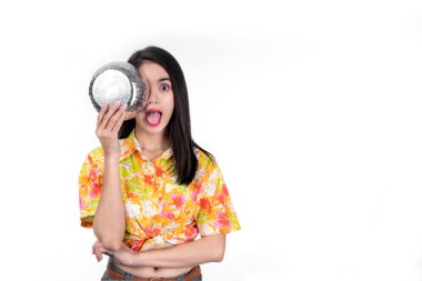 Portre güzel Asya womantake su kabı yüzü kapalı ve beyaz arka plan üzerinde komik hareketler yapmak dilini. Songkran Festivali, Tayland. Tay New Year's Day