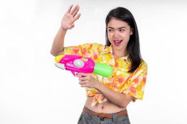 Mavi zemin üzerine portre güzel Asyalı kadın almak plastik tabanca. su tabancası parti veya Songkran Festivali, Tayland. Tay New Year's Day