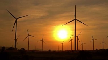 güç jeneratör Rüzgar türbinleri Huay Bong, Dan Khun tod, Nakhonratchasima dağ konumda üzerinde. Sunrise akşamları düşüyor.