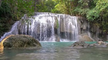 4k, Erawan su düşüşü (Ikinci kat), Srinakarin Barajı, Kanchanaburi, Thailand. Erawan su sonbaharda tropikal yağmur ormanları Tayland güzel şelale. Görünmeyen Tayland