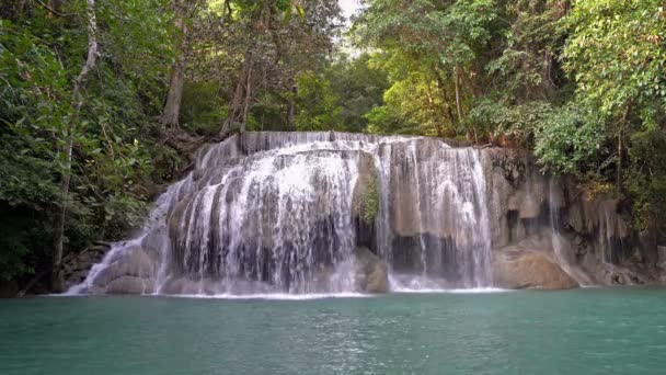 Erabwan 水掉落 位于泰国北碧府 Srinakarin 大坝的热带雨林 伊拉旺瀑布是泰国美丽的瀑布 看不见的泰国 — 图库视频影像