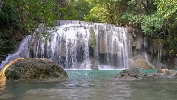 Erabwan 水掉落 位于泰国北碧府 Srinakarin 大坝的热带雨林 伊拉旺瀑布是泰国美丽的瀑布 看不见的泰国 — 图库视频影像