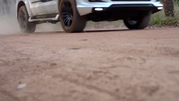 Медленное Движение Автомобиль Бежит Грязным Дорогам Пыльным Каучуковых Плантациях — стоковое видео