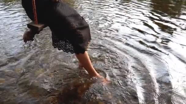 Movimento Lento Uma Mulher Sentada Balanço Longo Córrego Balançar Pés — Vídeo de Stock