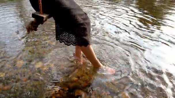 Uma Mulher Sentada Balanço Longo Córrego Balançar Seus Pés Através — Vídeo de Stock