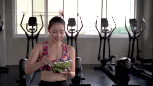 Krásná Asijská Dívka Jíst Salát Posilovně Cvičení Hubnutí Ztráta Pojmy — Stock video