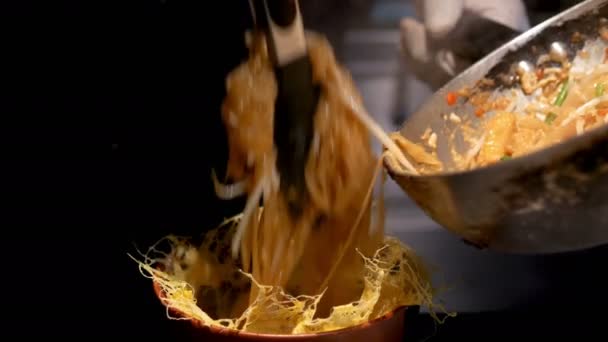 Chef Está Derramando Tailandês Fritar Pad Thai Panela Para Prato — Vídeo de Stock