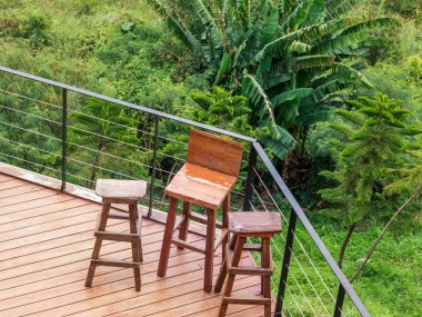 Arka verandada ahşap sandalyelerin yüksek açı görünümü.