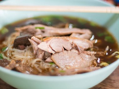 seçin odak, kase ördek noodle