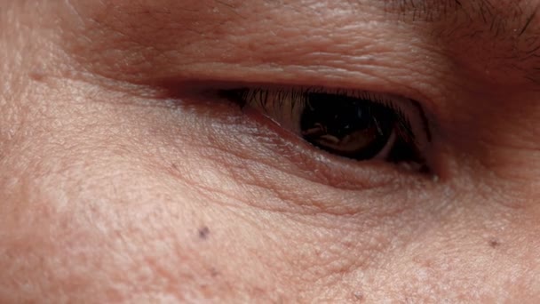 Cerrado Mediana Edad Ojos Asiáticos Masculinos — Vídeos de Stock