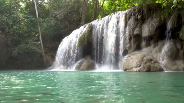 Fisch im erawan Wasserfall (zweiter Stock), tropischer Regenwald am Srinakarin Damm, kanchanaburi, thailand.erawan Wasserfall ist ein wunderschöner Wasserfall in Thailand. Unsichtbares Thailand