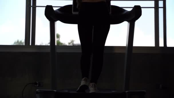 后视图女性腿和跑步机健身房 激励女性训练 体育俱乐部的健康活动 — 图库视频影像