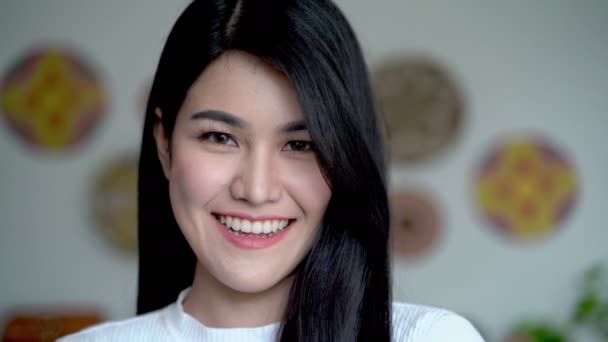 Wanita Muda Yang Cantik Rambut Panjang Orang Asia Tersenyum Manis — Stok Video