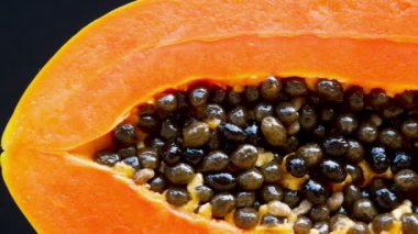 4k Dolly vurdu, Olgun bir papaya bir makro animasyon yarısında kesilmiş, tohum ve yenebilir doku gördüm.