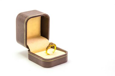 Beyaz arka plan üzerinde bir kutu içinde safir halka.