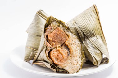 beyaz arka planda pirinç köfte