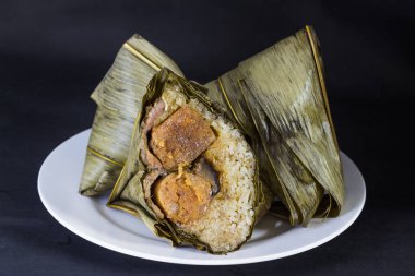 siyah arka plan üzerinde pirinç köfte