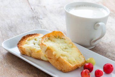 Kahvaltıda peynirli ekmek