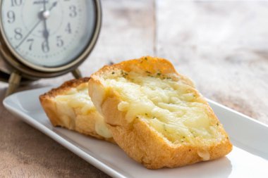 Kahvaltıda peynirli ekmek