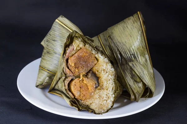 siyah arka plan üzerinde pirinç köfte