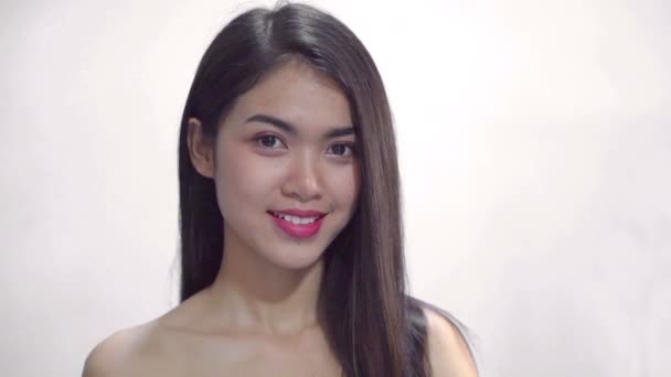 Mujer Sonriendo Retrato Primer Plano Hermosa Modelo Femenina Asiática Sobre — Vídeo de stock