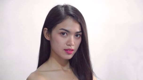 閉じられた肖像画を笑っている女性 美しいアジアの女性モデル上の白い背景にスタジオ — ストック動画