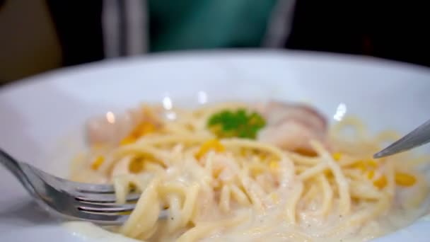 Närbild Italienska Köket Restaurangen Äta Spaghetti Pasta Med Gaffel — Stockvideo