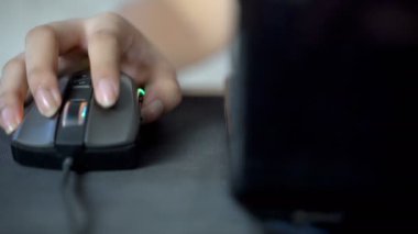 4k dolly atış , kız eli bir bilgisayar fare oynuyor