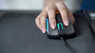 4k dolly atış zoom, kız eli bir bilgisayar fare oynuyor
