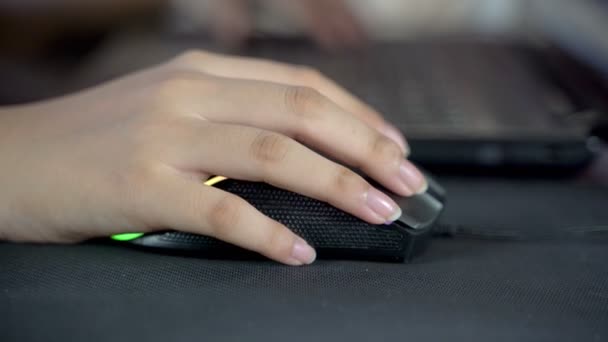 Dolly Tiro Zoom Mão Menina Está Jogando Mouse Computador — Vídeo de Stock