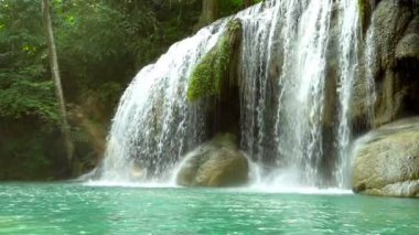 Yavaş hareket, Erawan su düşüşü (İkinci kat), Srinakarin Barajı tropikal yağmur ormanları, Kanchanaburi, Tayland.Erawan su sonbahar Tayland güzel şelale. Görünmeyen Tayland