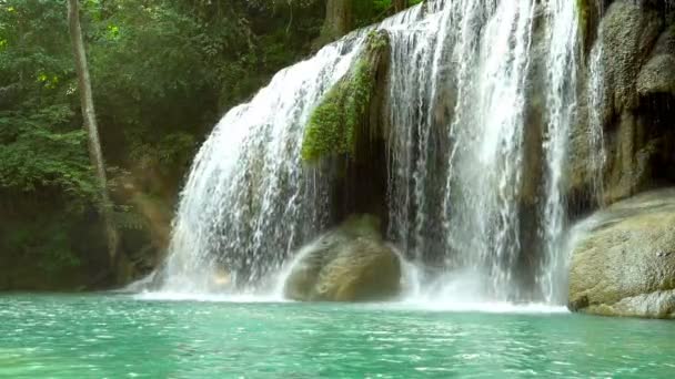スローモーション エラワン水の滝 スリナカリンダムの熱帯雨林 カンチャナブリ Erawan水の滝はタイの美しい滝です 見えないタイ — ストック動画