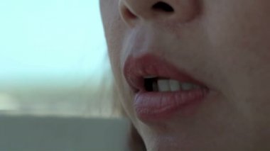 Yakın çekim, Kadınlar sabah kahve yudumlarken, ağız köşelerinde süt kabarcıkları