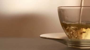 dolly shot, Çay dökme. Çay cam şeffaf çay bardağına dökülür. Çay saati. Şeffaf cam çaydanlık ve çay fincanı. 