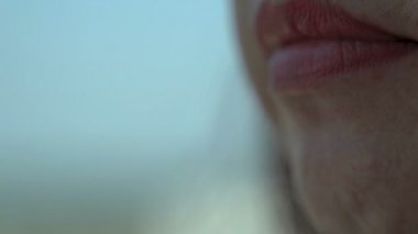 Kapalı, Orta yaşlı kadınlar plastik tüplerden içki emiyor.