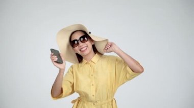 Güzel Asyalı kadınlar görüntülü arama sevenler ile tartışmak için cep telefonları kullanıyor