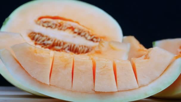 Dolly Strzał Zbliżenie Fotografowania Patrz Tekstury Powierzchni Melon Czarnym Tle — Wideo stockowe